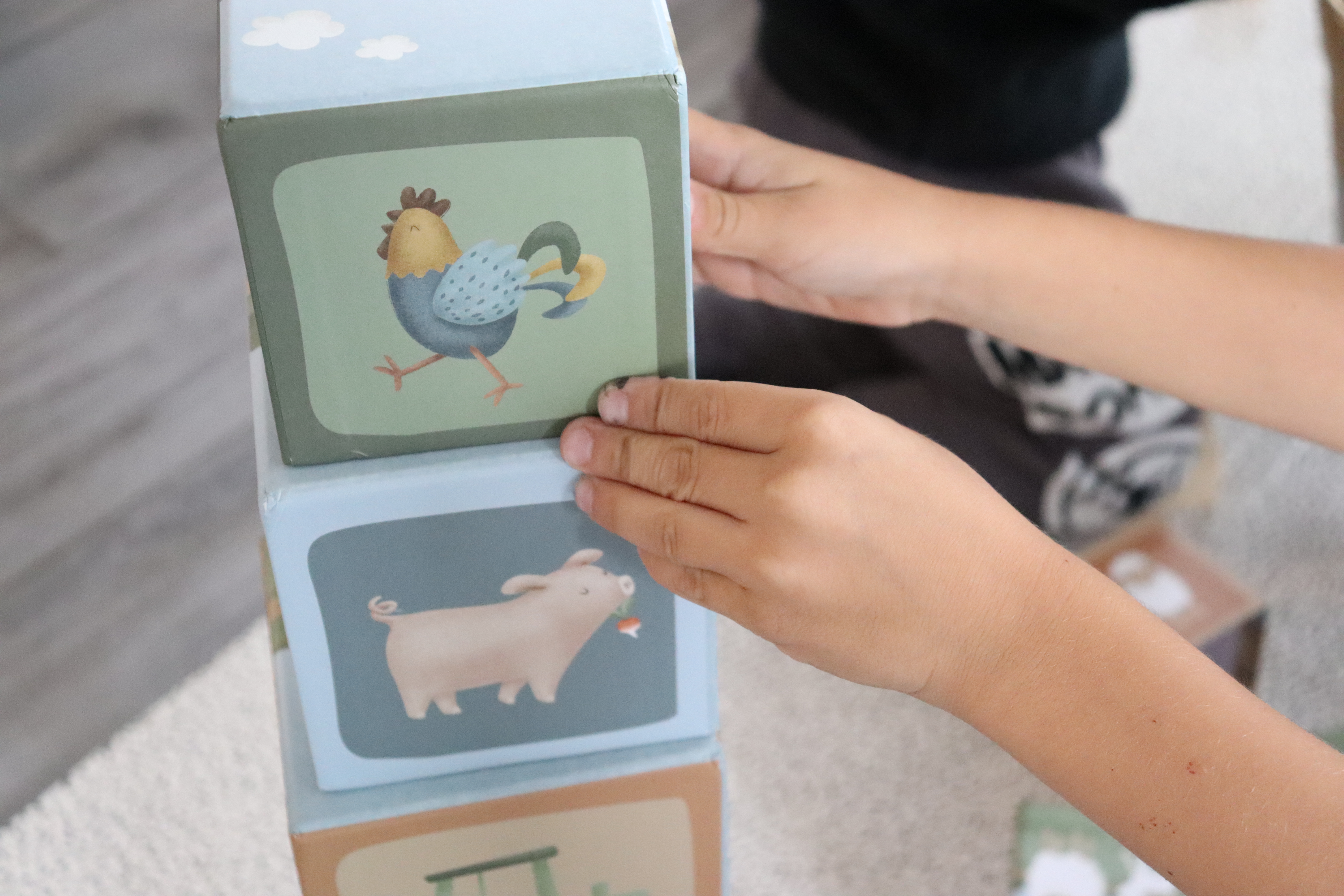 Enfants sur des balançoires