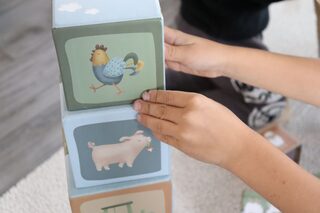 Enfants sur des balançoires